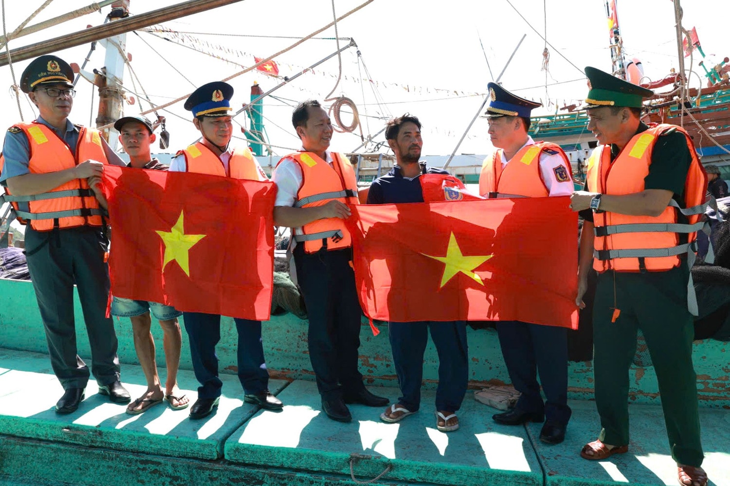tang-qua-va-co-to-quoc.jpg