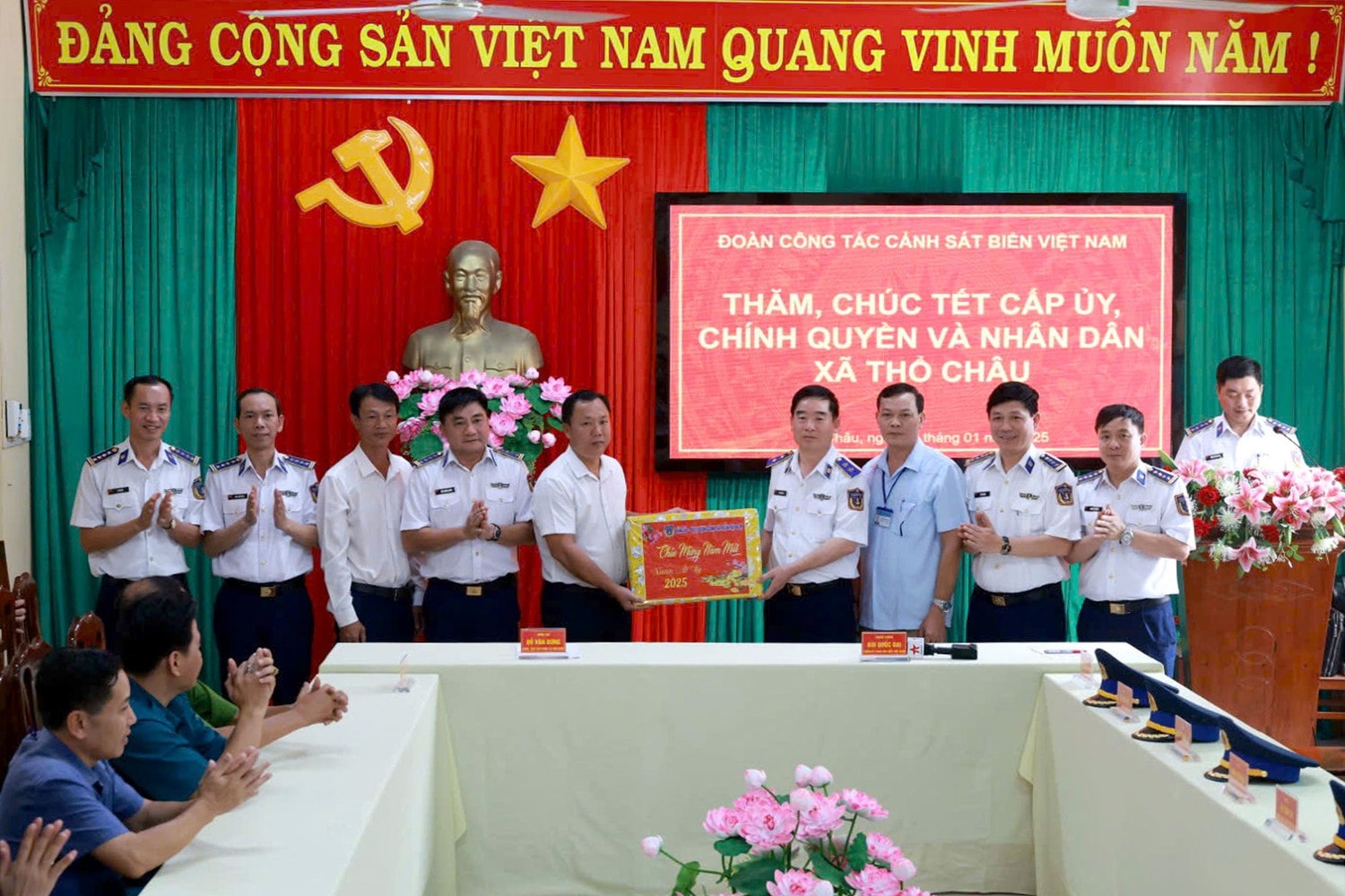 tang-qua-tho-chau-7371.jpg