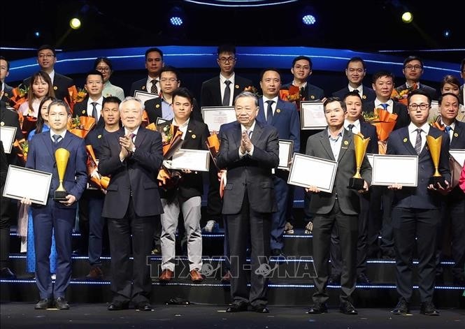 Tổng Bí thư Tô Lâm và các doanh nghiệp đạt Giải sản phẩm công nghệ số "Make in Viet Nam 2024". Ảnh: Thống Nhất/TTXVN