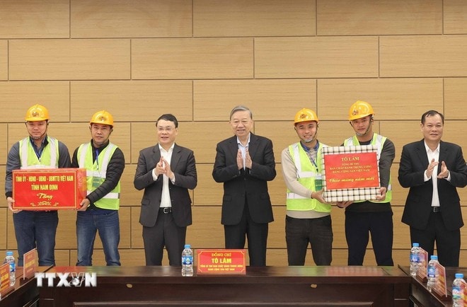 Tổng Bí thư Tô Lâm tặng quà Tết cho đơn vị thi công công trình Bệnh viện Đa khoa tỉnh Nam Định. Ảnh: Thống Nhất/TTXVN