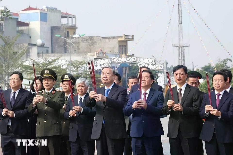 Tổng Bí thư Tô Lâm dâng hương tại Tượng đài Tổng Bí thư Trường Chinh ở thị trấn Xuân Trường, huyện Xuân Trường. Ảnh: Thống Nhất/ TTXVN