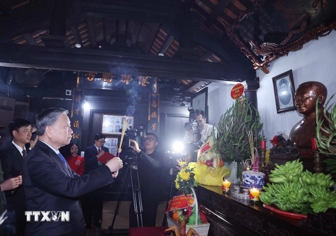 Tổng Bí thư Tô Lâm dâng hương tưởng niệm Tổng Bí thư Trường Chinh tại Nhà lưu niệm ở xã Xuân Hồng, huyện Xuân Trường. Ảnh: Thống Nhất/TTXVN