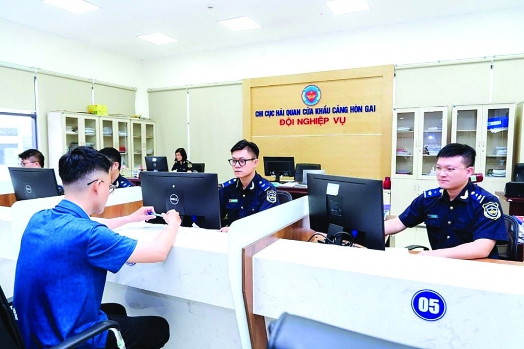 Hoạt động nghiệp vụ tại Chi cục Hải quan cửa khẩu cảng Hòn Gai, Cục Hải quan Quảng Ninh.