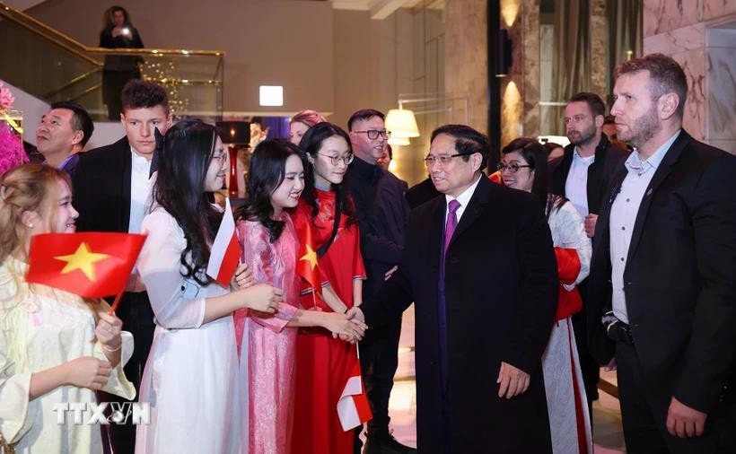 Cán bộ, nhân viên Đại sứ quán và cộng đồng người Việt Nam tại Ba Lan đón Thủ tướng Phạm Minh Chính và Phu nhân. Ảnh: Dương Giang/TTXVN