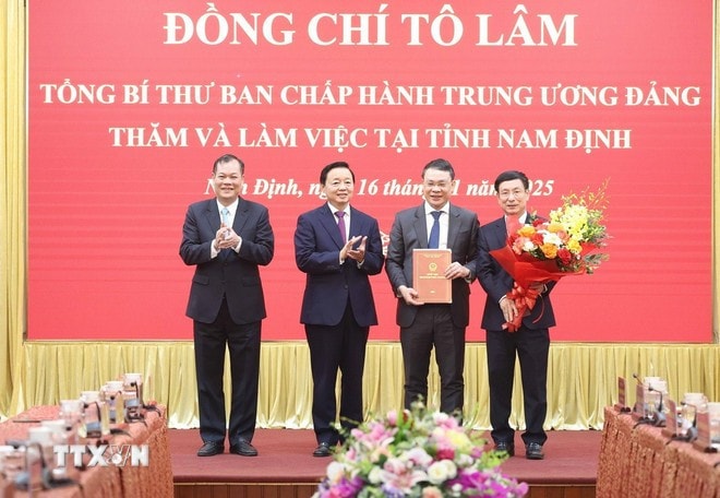 Phó Thủ tướng Trần Hồng Hà trao Quyết định thành lập Khu công nghiệp Ninh Cơ cho tỉnh Nam Định. Ảnh: Thống Nhất/TTXVN