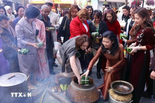 Spouse of the Party General Secretary Ngo Phuong Ly and foreign female diplomats cook 'banh chung' (Photo: VNA) Spouse of the Party General Secretary Ngo Phuong Ly and foreign female diplomats cook 'banh chung' (Photo: VNA)