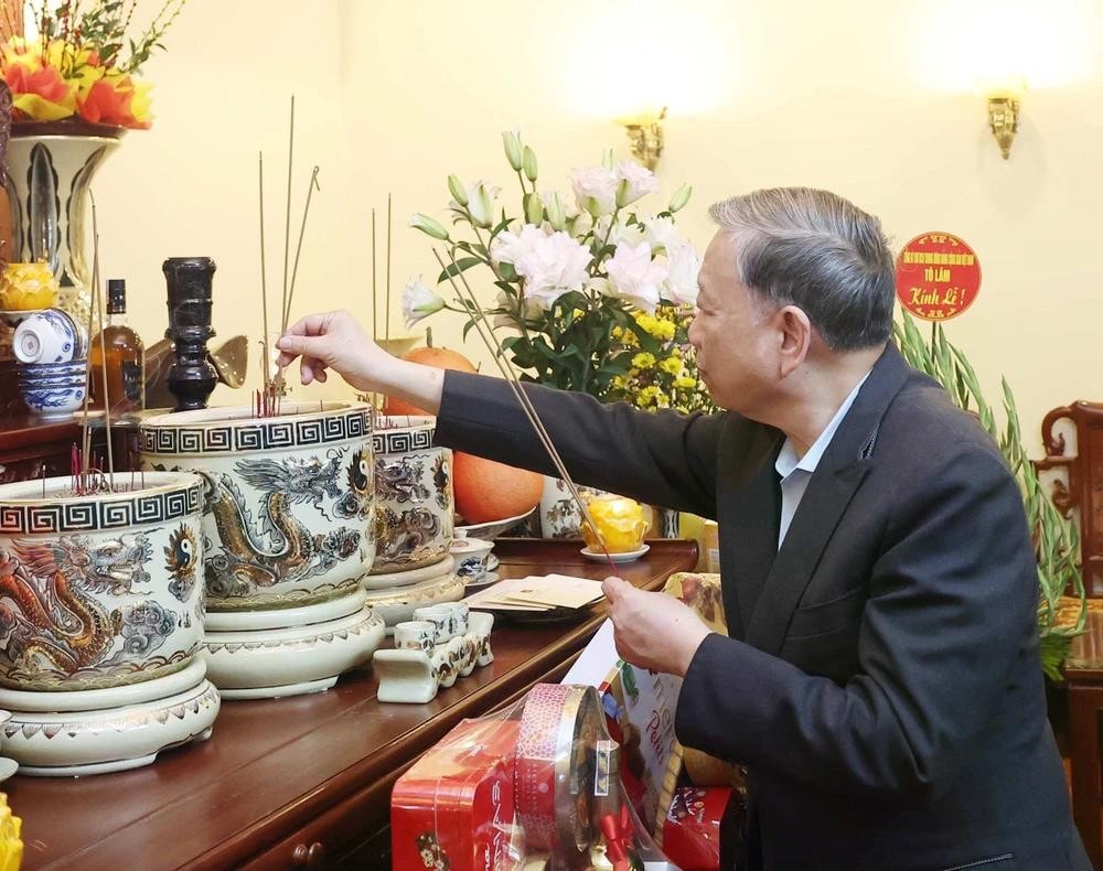 Party General Secretary To Lam offers incense in tribute to late Party General Secretary Le Kha Phieu. (Photo: VNA) img-6377.jpg