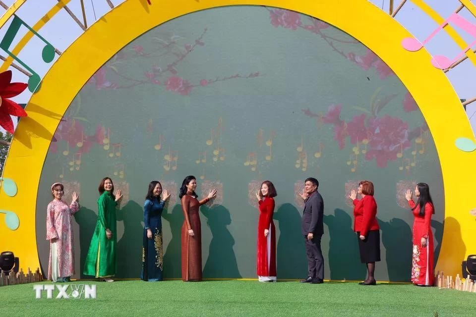 Spouse of the Party General Secretary Ngo Phuong Ly (fourth from left) and other delegates launch the cultural diplomacy programme themed A Concert of Vietnamese Tet (Photo: VNA) img-6359.jpg