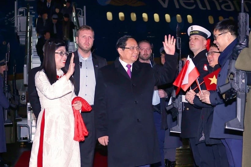 Prime Minister Pham Minh Chinh and his spouse Le Thi Bich Tran at Frédéric Chopin Airport. (Photo: VNA) 6cf413c7-ae97-4be2-9cb0-9ebbdf666256.jpg