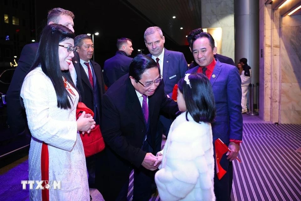 Cán bộ, nhân viên Đại sứ quán và cộng đồng người Việt Nam tại Ba Lan đón Thủ tướng Phạm Minh Chính và Phu nhân. Ảnh: Dương Giang/TTXVN