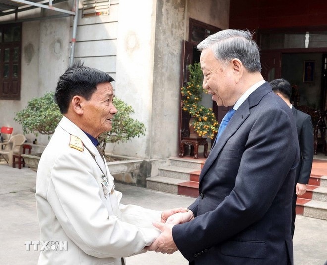 Tổng Bí thư Tô Lâm đến thăm Anh hùng Lực lượng vũ trang nhân dân Đinh Quốc Phòng. Ảnh: Thống Nhất/TTXVN