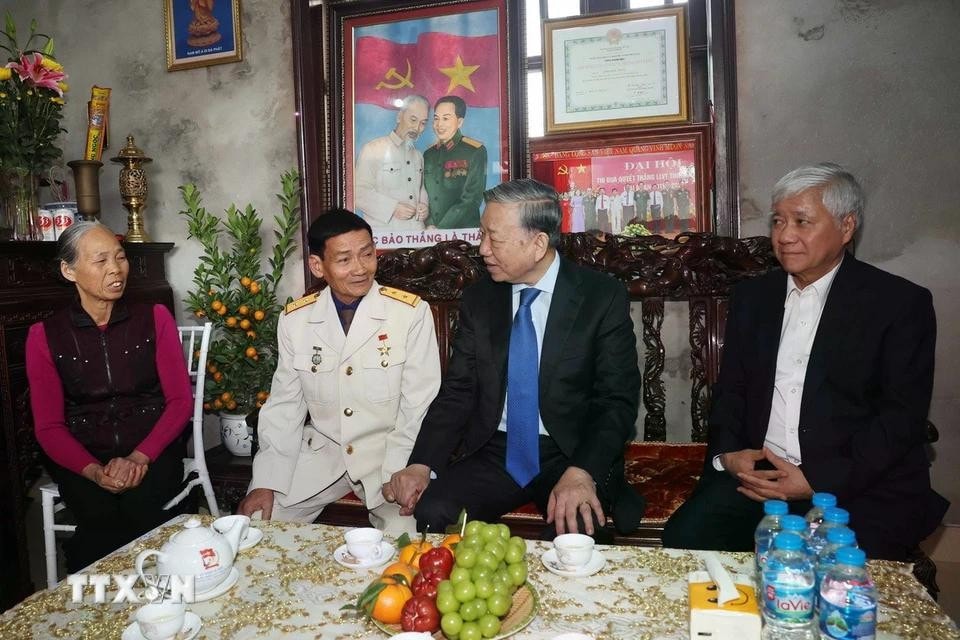 Tổng Bí thư Tô Lâm đến thăm Anh hùng Lực lượng vũ trang nhân dân Đinh Quốc Phòng. Ảnh: Thống Nhất/TTXVN