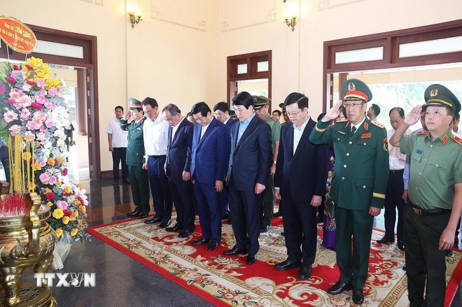 Chủ tịch nước Lương Cường và đoàn công tác tưởng niệm Thủ tướng Võ Văn Kiệt. Ảnh: Lâm Khánh/TTXVN