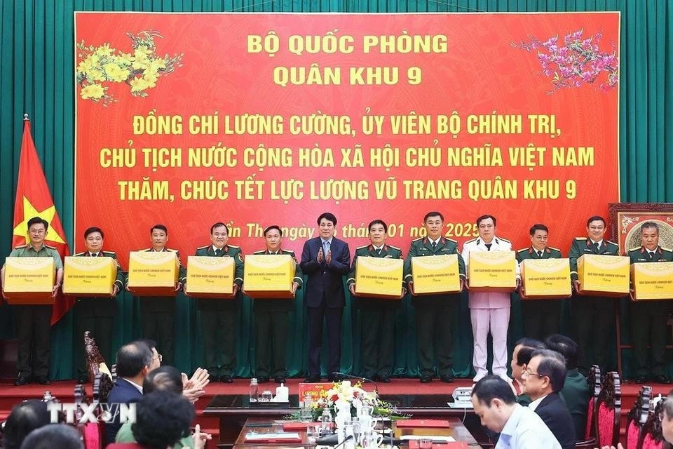 Chủ tịch nước Lương Cường tặng quà, chúc Tết các lực lượng vũ trang trên địa bàn thành phố Cần Thơ. Ảnh: Lâm Khánh/TTXVN