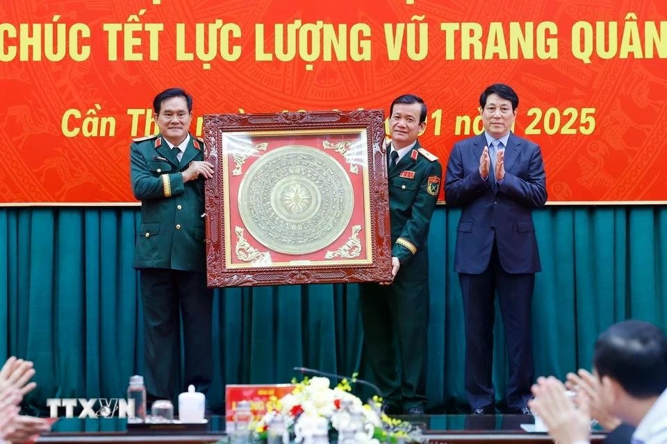 Chủ tịch nước Lương Cường tặng quà lưu niệm Bộ Tư lệnh Quân khu 9 (Bộ Quốc phòng). Ảnh: Lâm Khánh/TTXVN