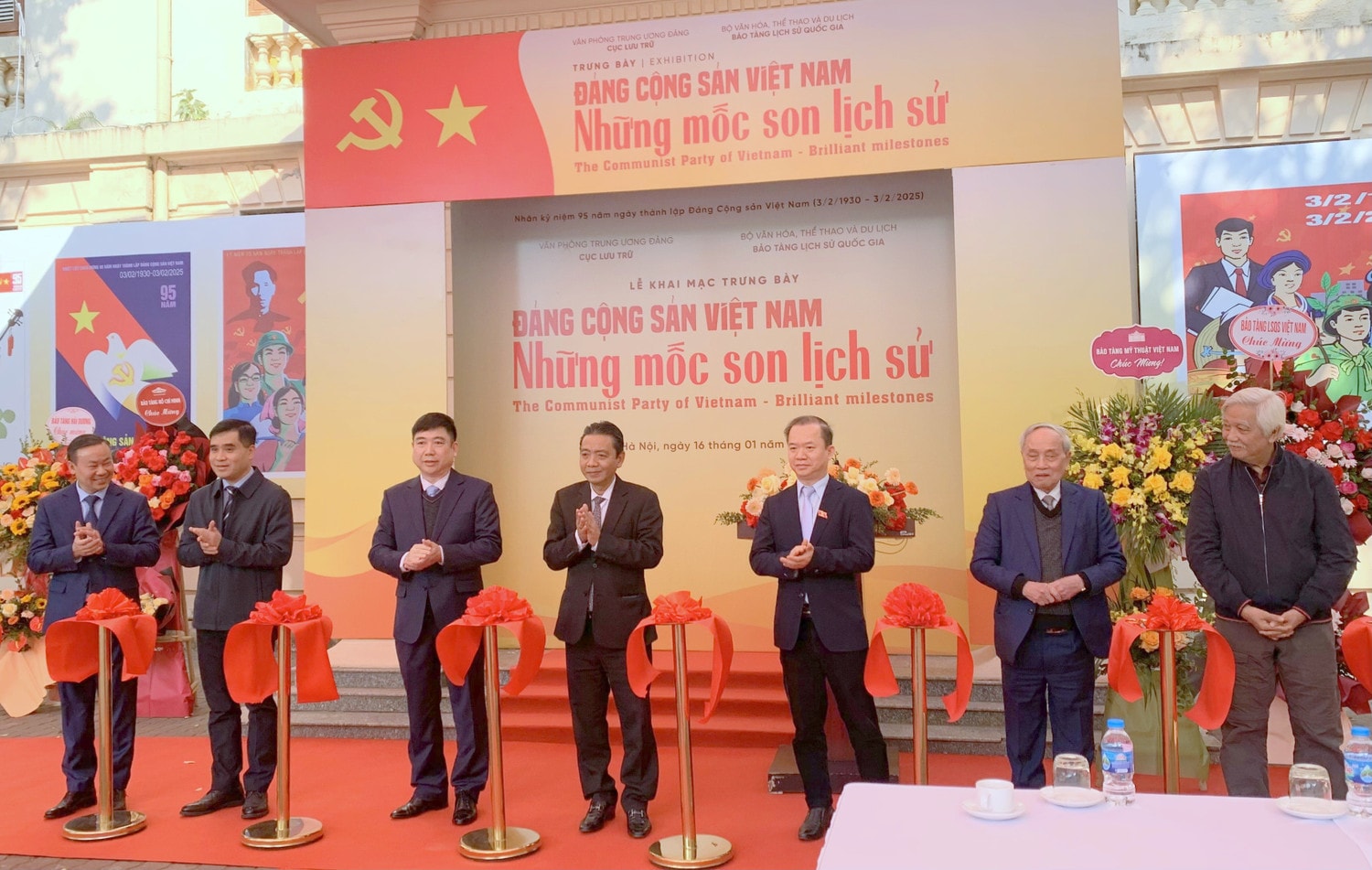 Cắt băng khai mạc trưng bày