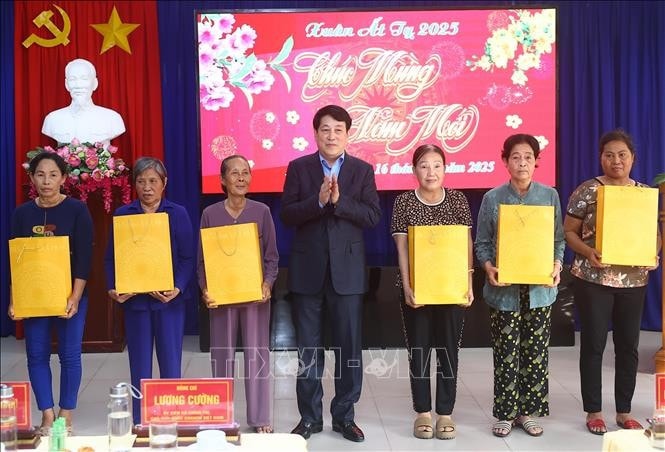 Chủ tịch nước Lương Cường tặng quà cho các gia đình có công với cách mạng, gia đình chính sách tỉnh An Giang. Ảnh: Lâm Khánh/TTXVN
