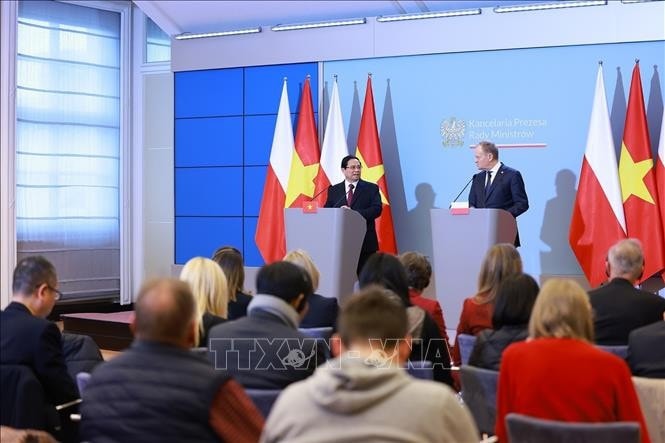 Thủ tướng Phạm Minh Chính và Thủ tướng Ba Lan Donald Tusk tại cuộc gặp báo chí hai nước sau hội đàm. Ảnh: Dương Giang/TTXVN