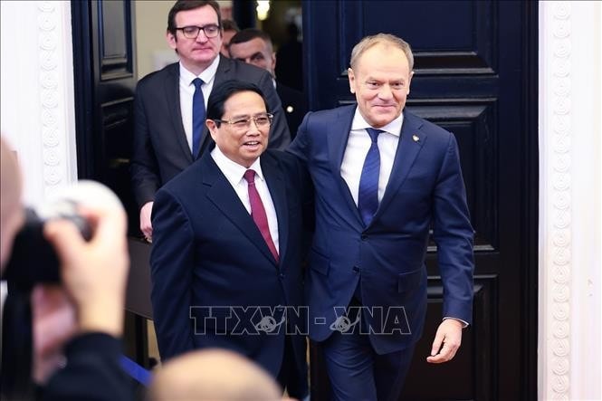 Thủ tướng Phạm Minh Chính và Thủ tướng Ba Lan Donald Tusk. Ảnh: Dương Giang/TTXVN