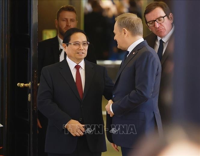 Thủ tướng Phạm Minh Chính và Thủ tướng Ba Lan Donald Tusk. Ảnh: Dương Giang/TTXVN