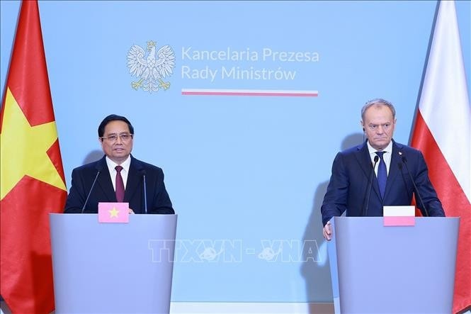 Thủ tướng Phạm Minh Chính và Thủ tướng Ba Lan Donald Tusk tại cuộc gặp báo chí hai nước sau hội đàm. Ảnh: Dương Giang/TTXVN