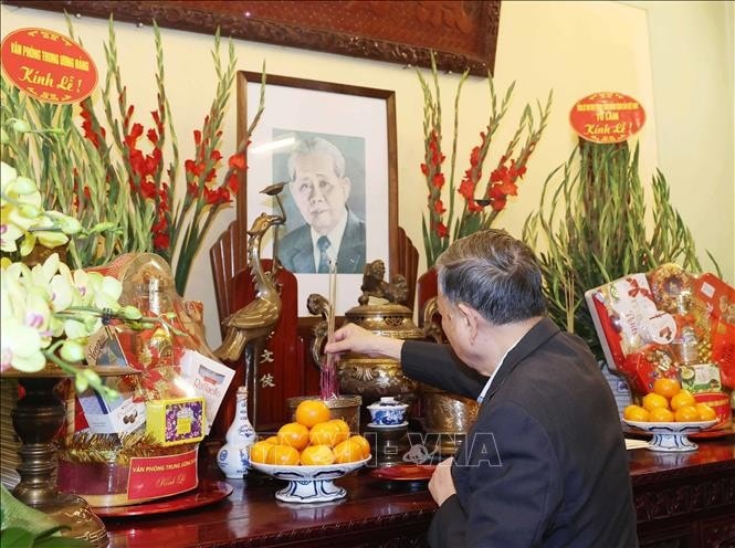 Tổng Bí thư Tô Lâm thắp hương tưởng nhớ Tổng Bí thư Lê Duẩn. Ảnh: Thống Nhất/TTXVN