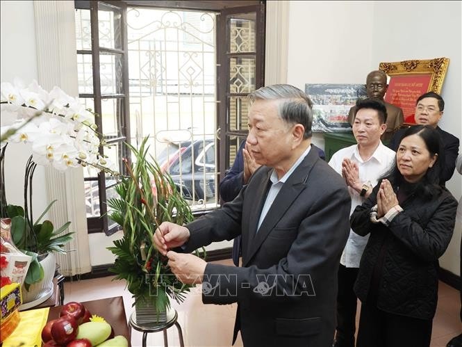 Tổng Bí thư Tô Lâm đến thắp hương tưởng nhớ Tổng Bí thư Đỗ Mười. Ảnh: Thống Nhất/TTXVN