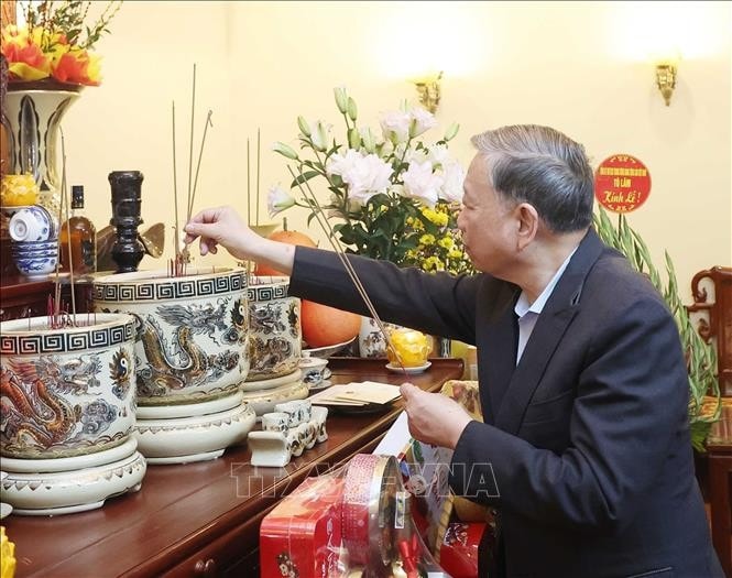 Tổng Bí thư Tô Lâm thắp hương tưởng nhớ Tổng Bí thư Lê Khả Phiêu. Ảnh: Thống Nhất/TTXVN