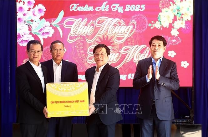 Chủ tịch nước Lương Cường tặng quà Tết cho Đảng bộ, chính quyền và nhân dân tỉnh An Giang. Ảnh: Lâm Khánh/TTXVN