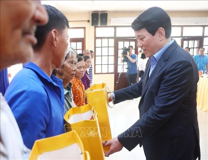 Chủ tịch nước Lương Cường tặng quà cho các gia đình có công với cách mạng, gia đình chính sách tỉnh An Giang. Ảnh: Lâm Khánh/TTXVN