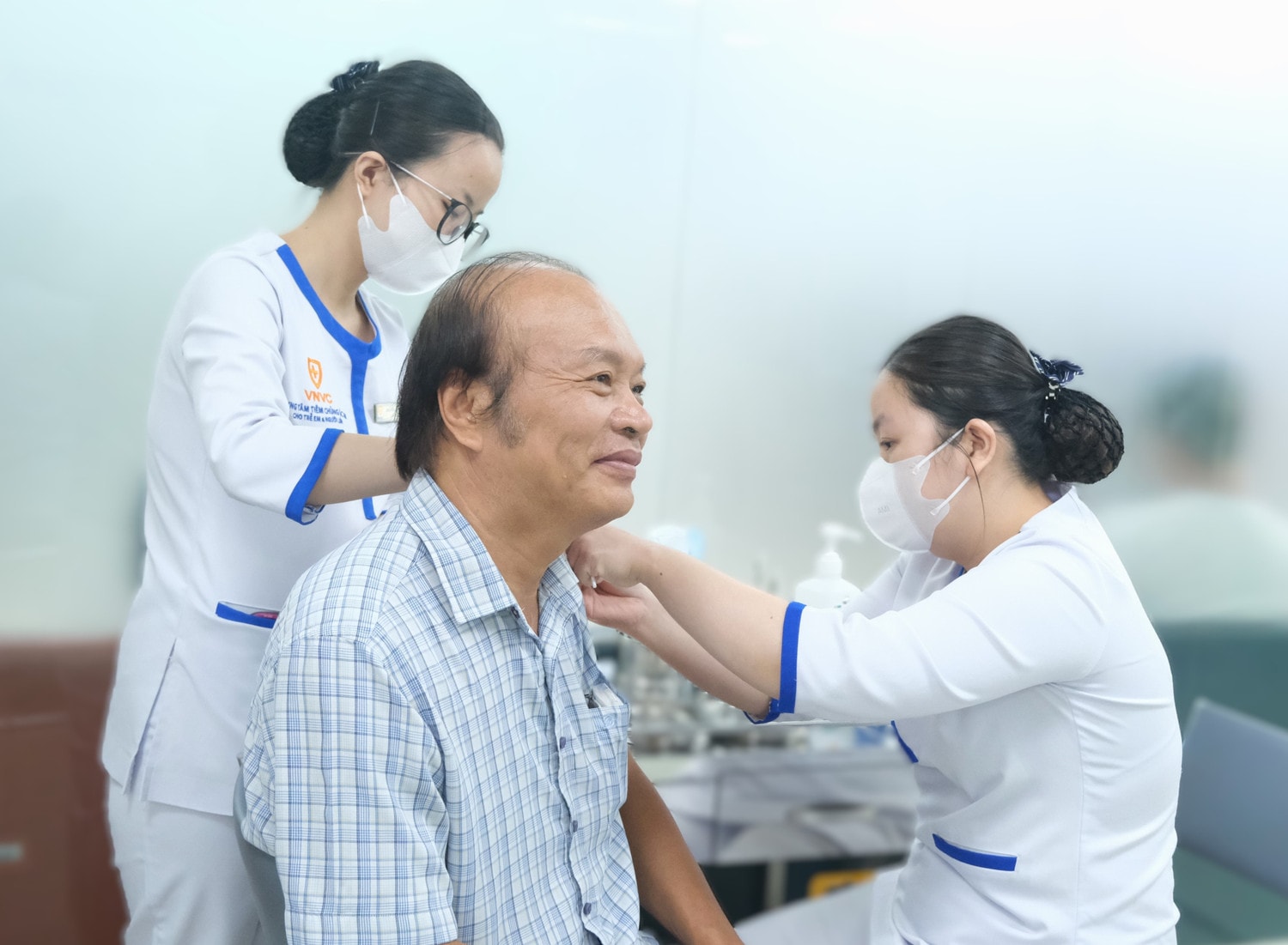 4-khach-tiem-vac-xin-tai-vnvc-2.jpg