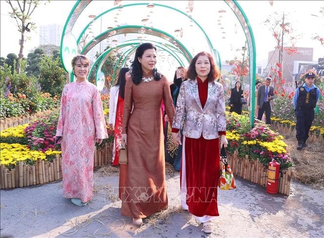 Bà Ngô Phương Ly, Phu nhân Tổng Bí thư Tô Lâm cùng các đại biểu tham quan và trải nghiệm tại đường hoa. Ảnh: Văn Điệp/TTXVN