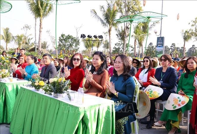 Bà Ngô Phương Ly, Phu nhân Tổng Bí thư Tô Lâm, cùng các đại biểu dự Chương trình ngoại giao văn hóa "Bản hòa ca Tết Việt". Ảnh: Văn Điệp/TTXVN