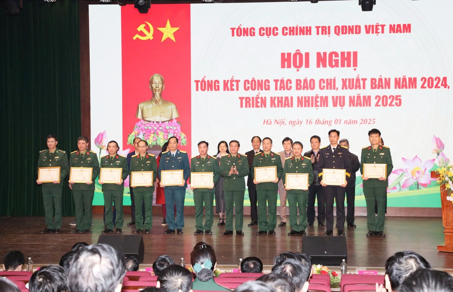 Trung tướng Trương Thiên Tô trao Bằng khen của Bộ trưởng Bộ Quốc phòng tặng các tập thể, cá nhân.