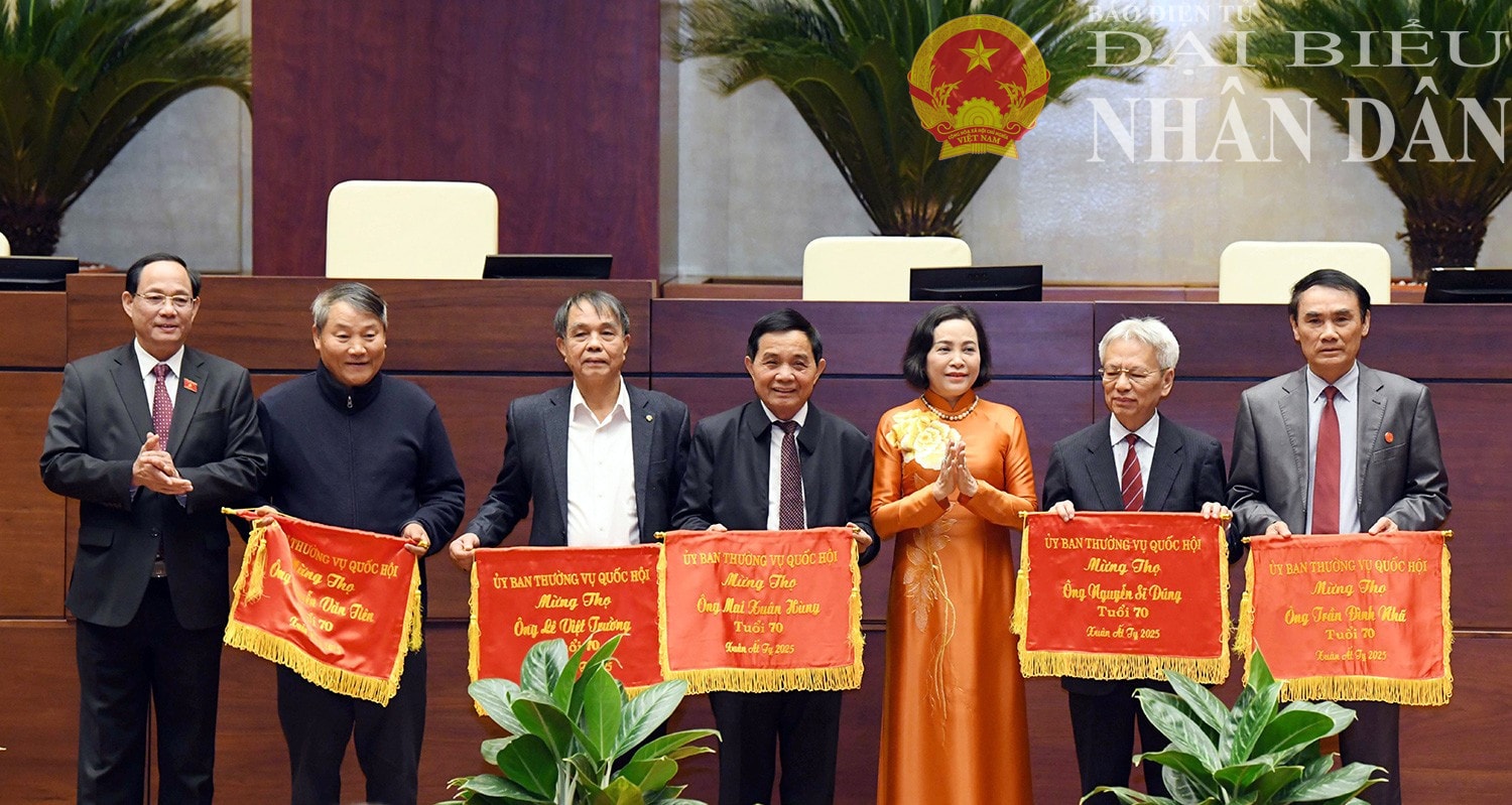 Phó Chủ tịch Quốc hội, Thượng tướng Trần Quang Phương và Phó Chủ tịch Quốc hội Nguyễn Thị Thanh trao trướng mừng thọ tuổi 70 cho các đồng chí nguyên lãnh đạo các Ủy ban của Quốc hội, nguyên lãnh đạo Văn phòng Quốc hội. Ảnh: Lâm Hiển