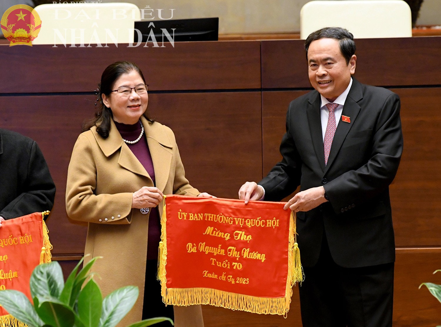 Chủ tịch Quốc hội Trần Thanh Mẫn trao Trướng mừng thọ tuổi 70 cho nguyên Trưởng Ban Công tác đại biểu Nguyễn Thị Nương. Ảnh: Lâm Hiển