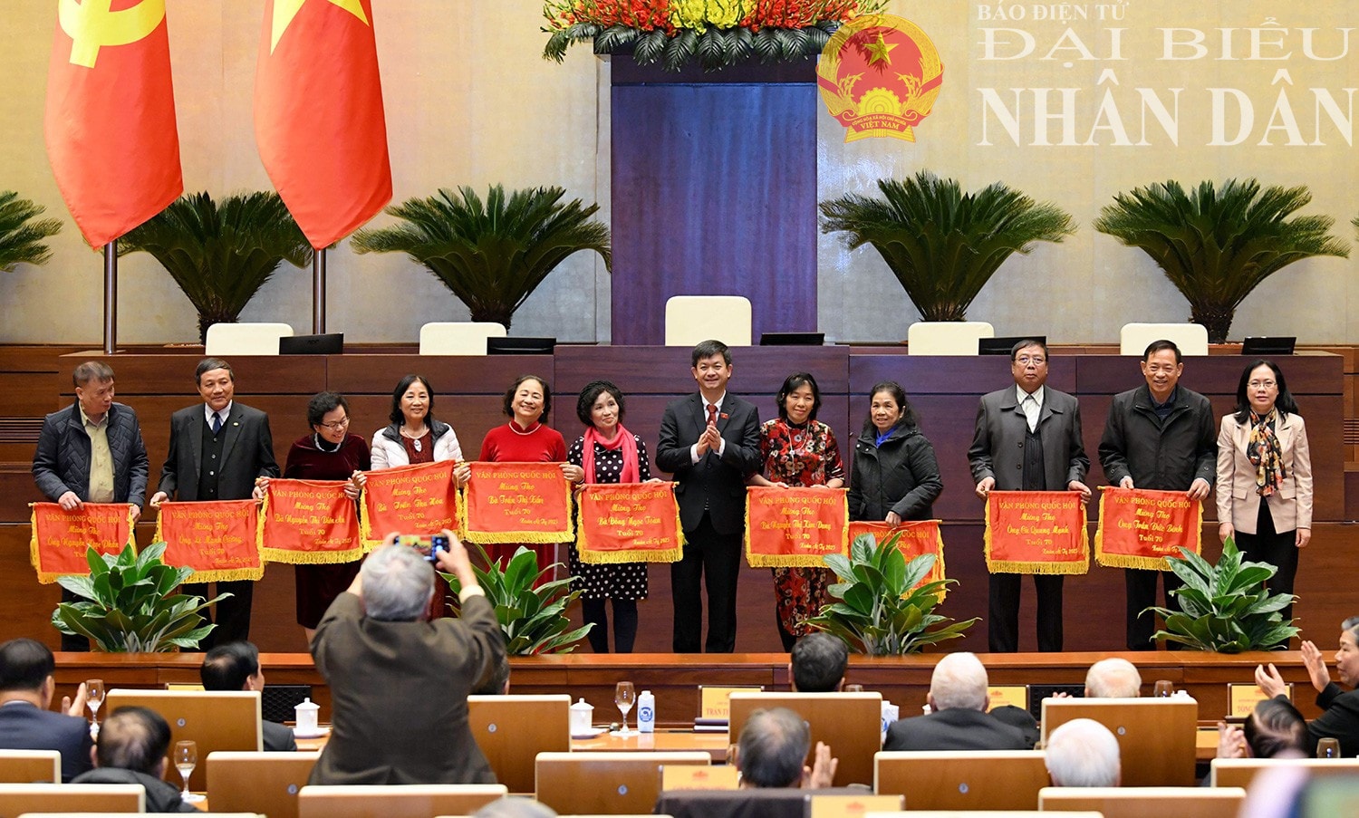 Tổng Thư ký Quốc hội, Chủ nhiệm Văn phòng Quốc hội Lê Quang Tùng; Phó Tổng Thư ký Quốc hội, Phó Chủ nhiệm Văn phòng Quốc hội Nguyễn Thị Thúy Ngần trao trướng mừng thọ tuổi 70 cho các đồng chí nguyên lãnh đạo, công chức, chuyên viên các vụ, đơn vị thuộc Văn phòng Quốc hội. Ảnh: Lâm Hiển Ảnh: Lâm Hiển Ảnh: Lâm Hiển