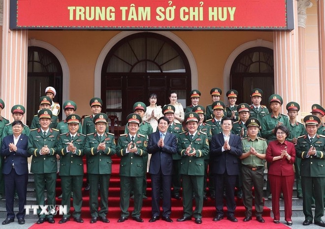 Chủ tịch nước Lương Cường với cán bộ, sĩ quan chỉ huy và chiến sĩ Bộ Tư lệnh Quân khu 9. Ảnh: Lâm Khánh/TTXVN