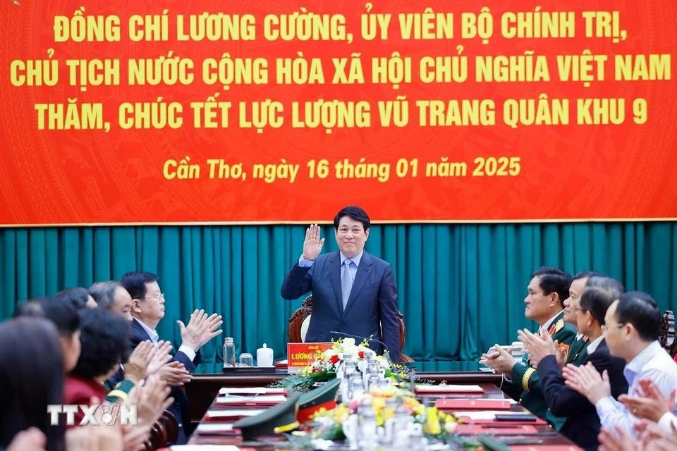 Chủ tịch nước Lương Cường chúc Tết lực lượng vũ trang Quân khu 9. Ảnh: Lâm Khánh/TTXVN