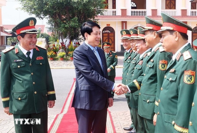 Chủ tịch nước Lương Cường với cán bộ, sĩ quan chỉ huy Bộ Tư lệnh Quân khu 9. Ảnh: Lâm Khánh/TTXVN