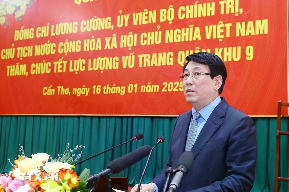 Chủ tịch nước Lương Cường chúc Tết lực lượng vũ trang Quân khu 9 (Bộ Quốc phòng). Ảnh: Lâm Khánh/TTXVN