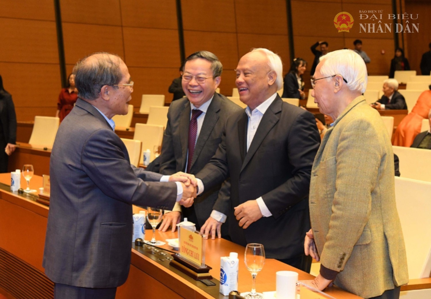 Nguyên Chủ tịch Quốc hội Nguyễn Sinh Hùng với các đồng chí nguyên Phó Chủ tịch Quốc hội: Nguyễn Đức Kiên, Uông Chu Lưu, Phùng Quốc Hiển. Ảnh: Lâm Hiển