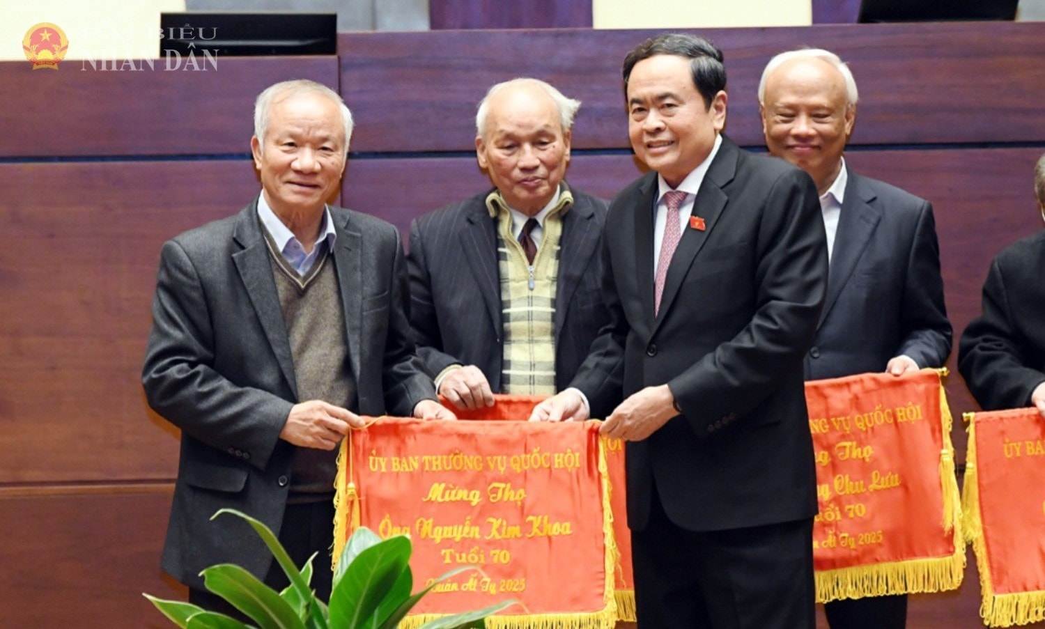 Chủ tịch Quốc hội Trần Thanh Mẫn trao trướng mừng thọ tuổi 70 cho nguyên Chủ nhiệm Ủy ban Quốc phòng và An ninh Nguyễn Kim Khoa. Ảnh: Lâm Hiển