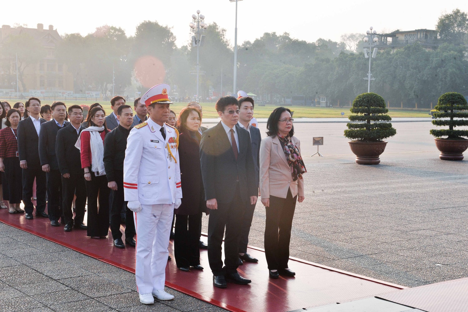 Đoàn đại biểu Văn phòng Quốc hội đặt vòng hoa, vào Lăng viếng Chủ tịch Hồ Chí Minh