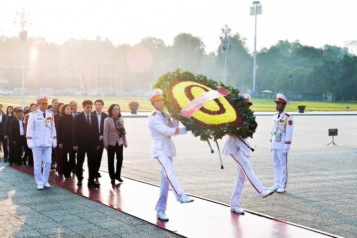 Đoàn đại biểu cơ quan Văn phòng Quốc hội do Phó Chủ nhiệm Văn phòng Quốc hội Phạm Đình Toản làm Trưởng đoàn đặt vòng hoa, vào Lăng viếng Chủ tịch Hồ Chí Minh