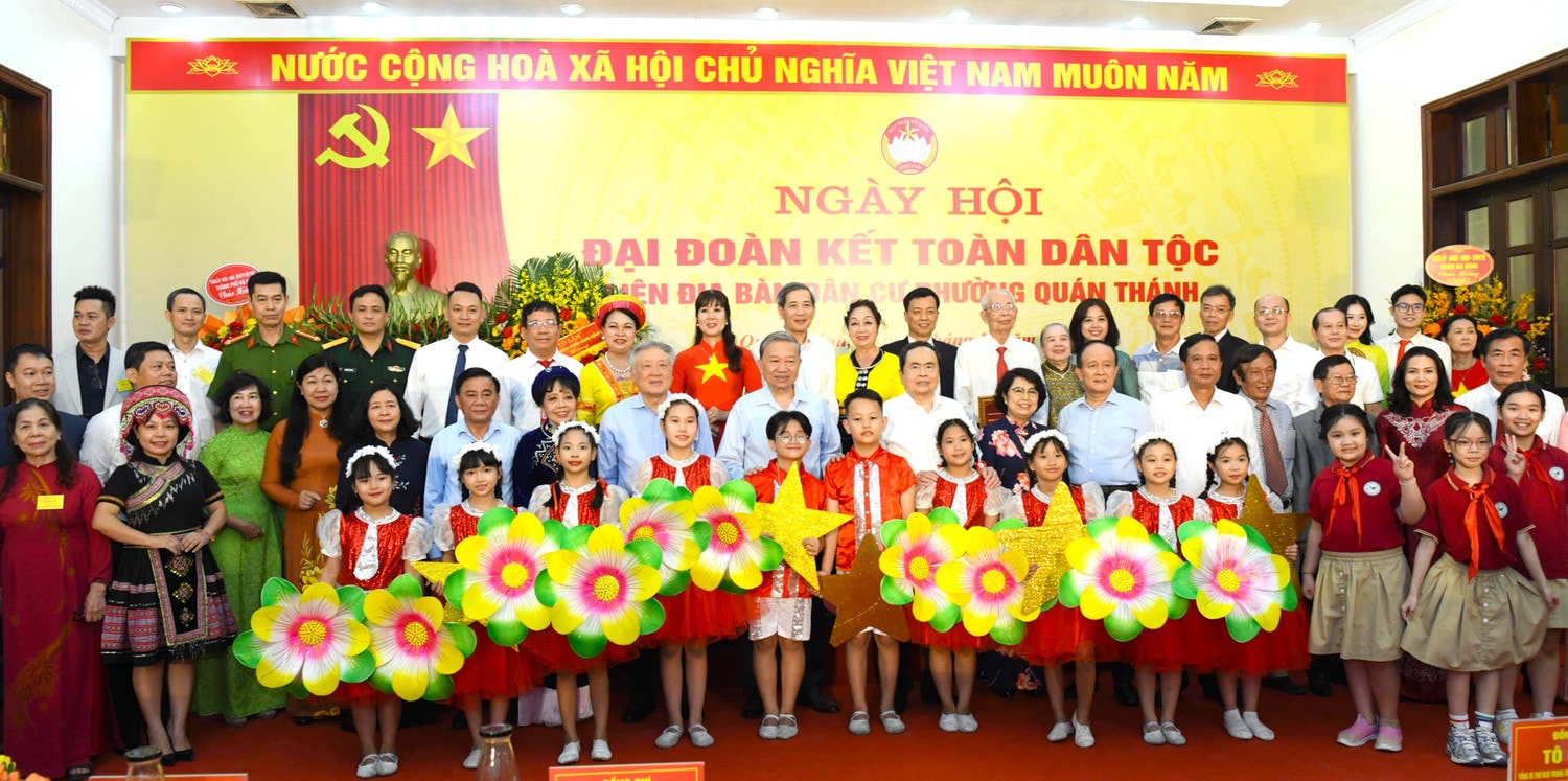 tong-bi-thu-to-lam-chu-tich-qh-tran-thanh-man-voi-cac-dai-bieu-va-nhan-dan-phuong-quan-thanh1.jpg