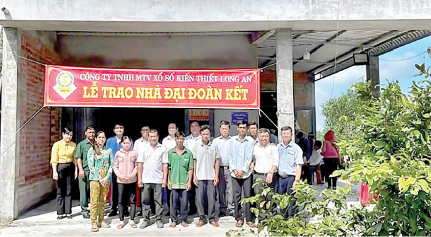 Người dân vui mừng bên ngôi nhà mới được Công ty Xổ số kiến thiết Long An trao tặng