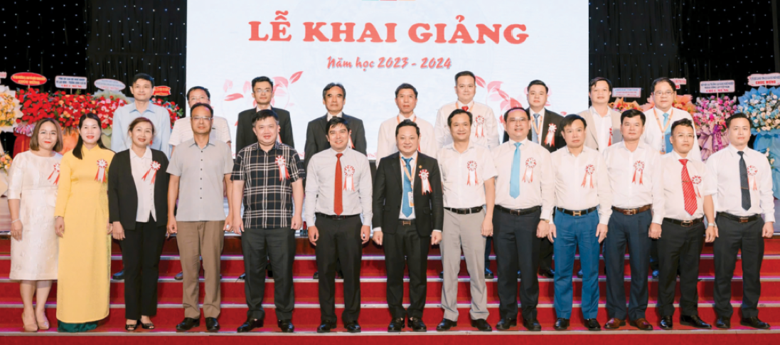 Đội ngũ lãnh đạo của nhà trường tại lễ khai giảng năm học 2023 - 2024