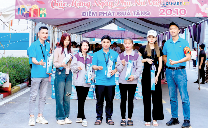 Công đoàn tổ chức trao quà cho công nhân viên trong các dịp lễ, Tết