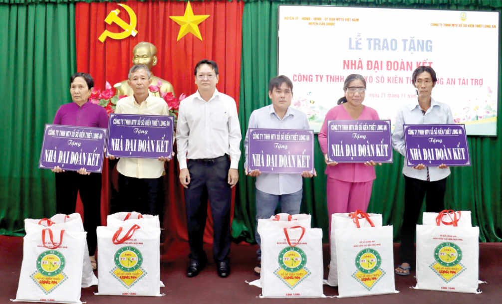 Lãnh đạo Công ty XSKT Long An trao tặng nhà đại đoàn kết và quà cho người dân